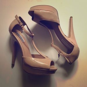 🙌🏾Steve Madden Nude T-Strap Peep Toe Heel
